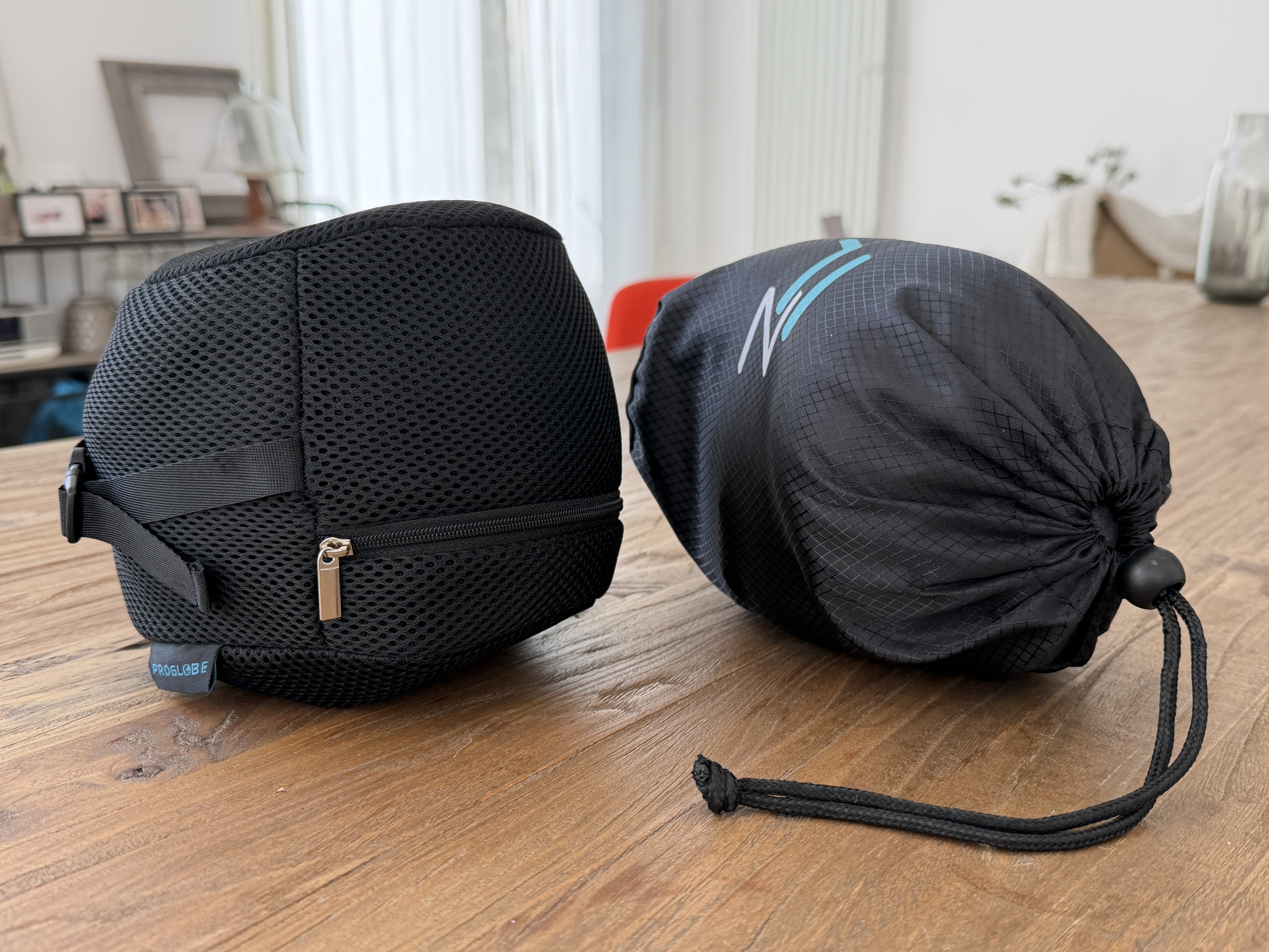 Proglobeはジッパー式  Flowzoomは巾着式