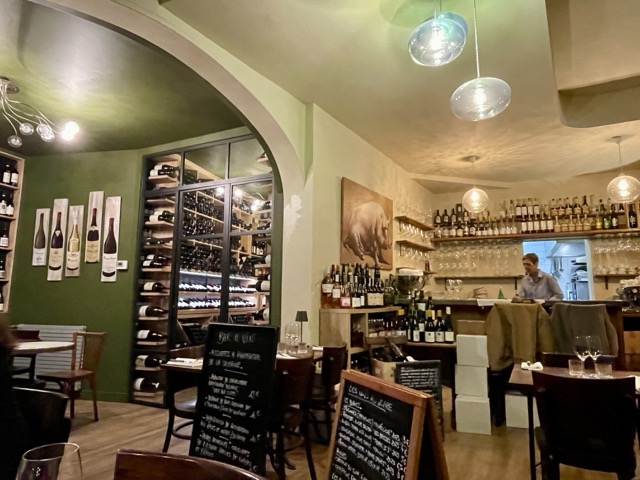 Les Bouteilles 落ち着いた照明とワインが並ぶ店内