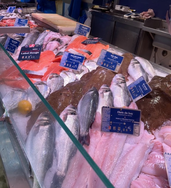 ナントのマルシェ・ド・タランサック 魚介売り場の様子