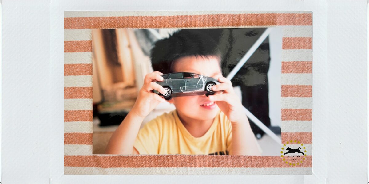 ドイツ子育て後悔｜額縁に入った子供の頃の写真