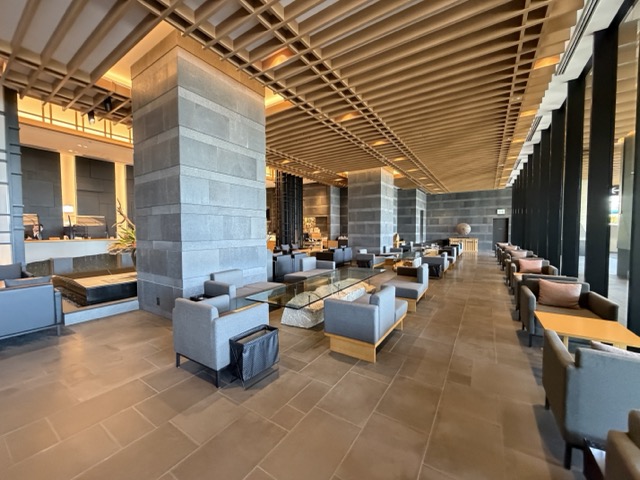 熱海パールスターホテル ラウンジ 館内 広い空間 ソファ