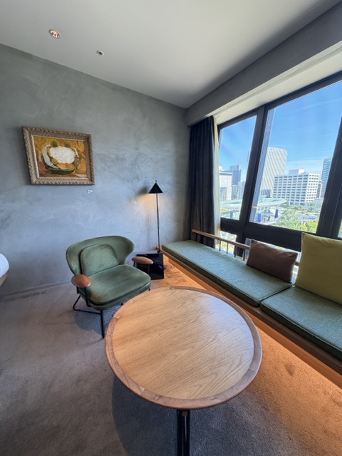THE TOWER HOTEL NAGOYA 客室の窓辺のソファスペースと杉戸洋の作品