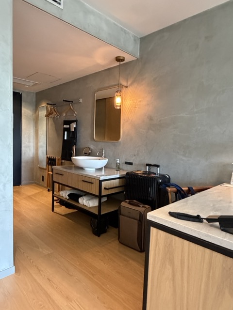 THE TOWER HOTEL 客室入り口