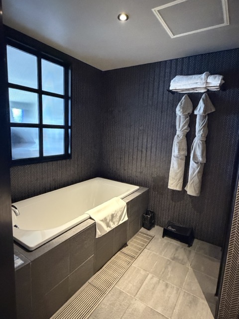 THE TOWER HOTEL NAGOYA ヘリンボーン張りの浴室
