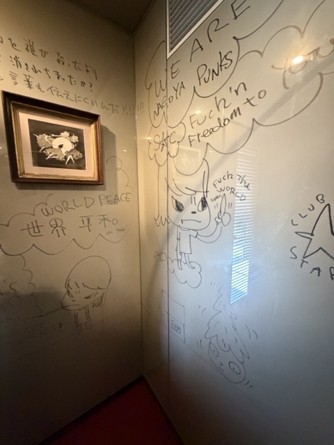 喫煙室に残された奈良美智さんの直筆イラストとメッセージ