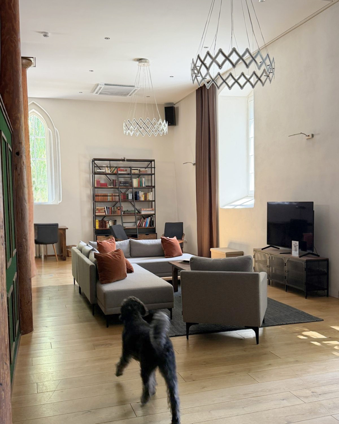 alte-kirche-schloss-beuchow-living-room-dog