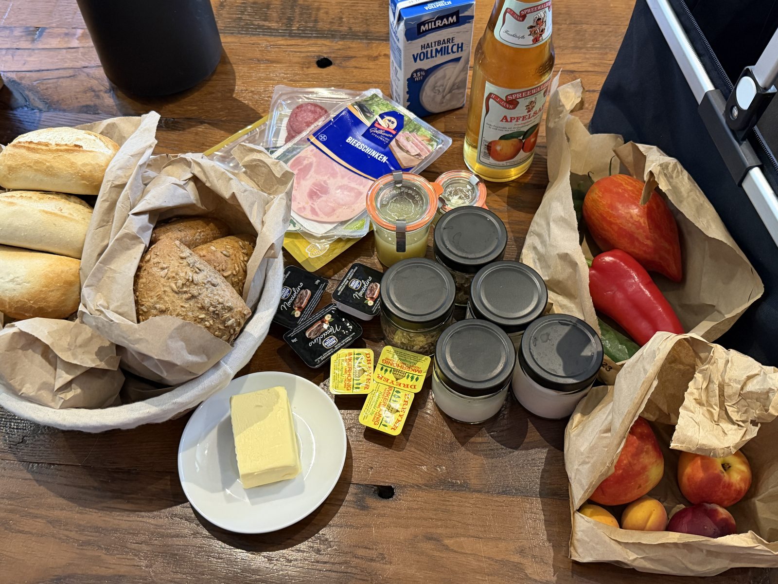 バスケットで届く朝食の全体