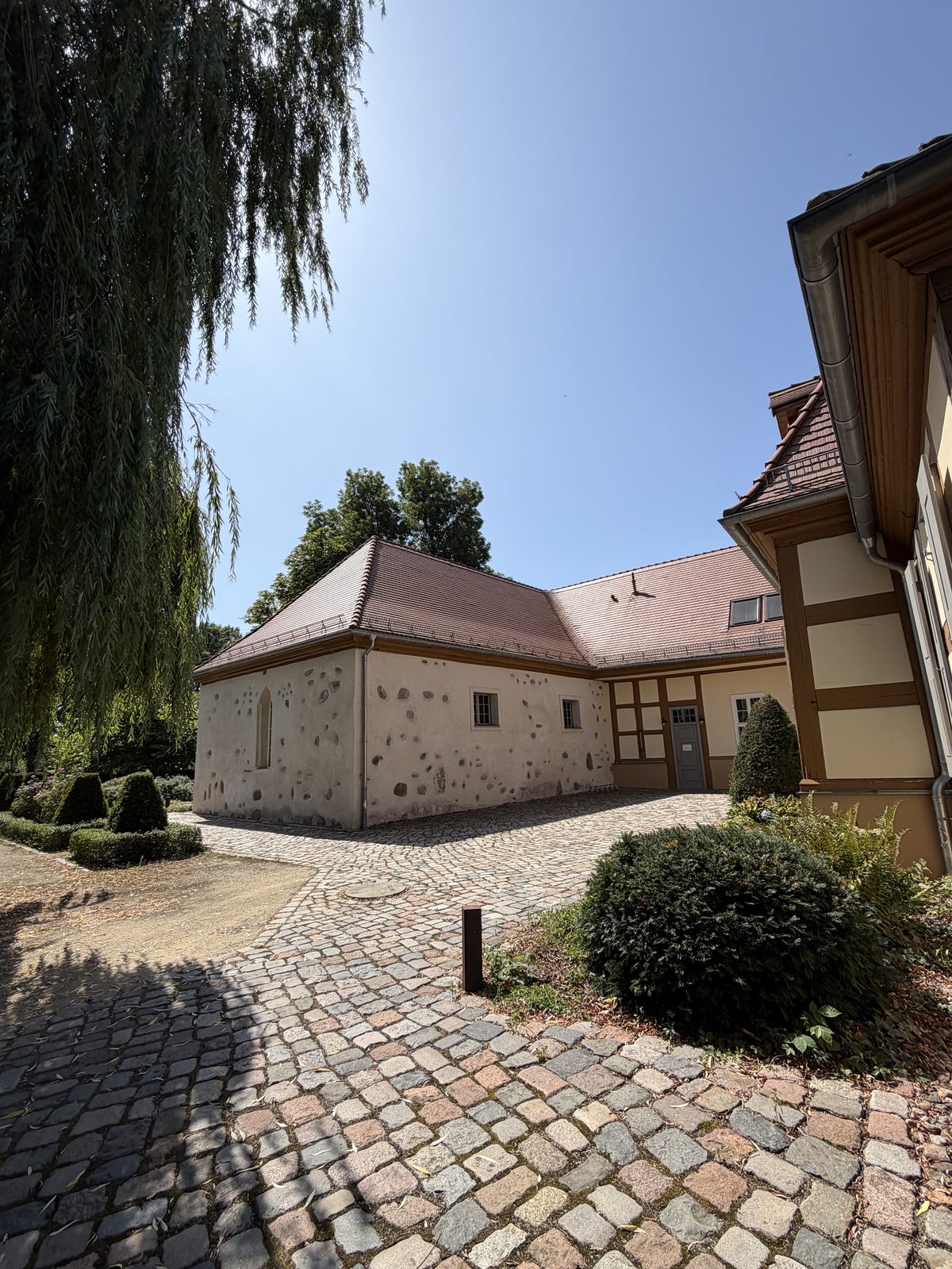 Alte Kirche im Schloss Beuchowの外観。教会らしい佇まいが伝わる一枚