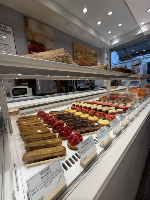 La Parisienneのパン・スイーツのショーケース